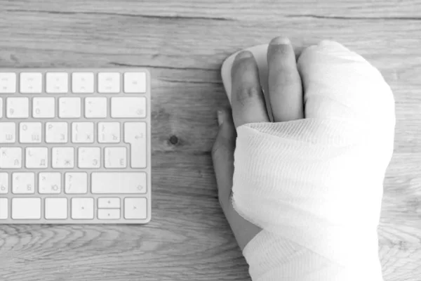 Hand in a cast using a computer mouse